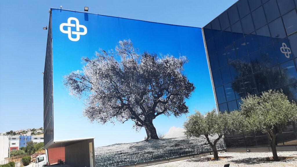 Κάλυψη όψης κτηρίου GENEPHARM