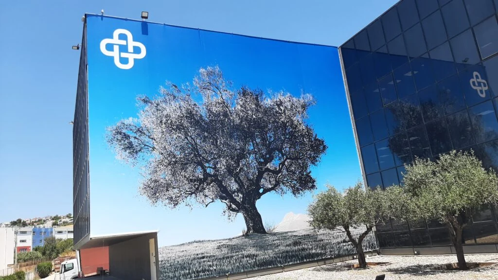 Κάλυψη όψης κτηρίου GENEPHARM